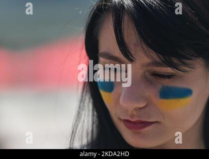 Ein Protestler mit ukrainischen Fahnen auf den Wangen. Mitglieder der lokalen ukrainischen Diaspora, Friedensaktivisten und Unterstützer nahmen an der „Alberta steht mit der Ukraine!“ Teil. - Ein Protest, der von der Zweigstelle des Ukrainischen Kanadischen Kongresses in Edmonton vor dem Rathaus organisiert wurde. Der Protest war Teil des nationalen Aktionstages zur Verurteilung der russischen Invasion in der Ukraine und des Völkermords. Am Sonntag, den 15. Mai 2022, Kanada. (Foto von Artur Widak/NurPhoto) Stockfoto