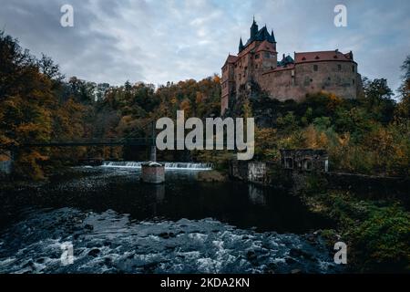 Eine malerische Aussicht auf Schloss Kriebstein am Ufer der Zschopau in Sachsen, Deutschland Stockfoto