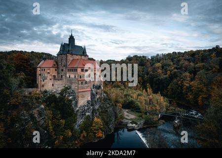 Eine malerische Aussicht auf Schloss Kriebstein am Ufer der Zschopau in Sachsen, Deutschland Stockfoto