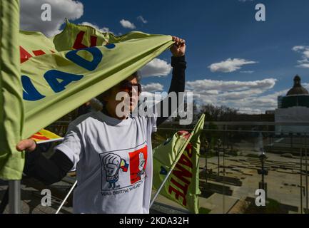 Mitglieder der lokalen philippinischen Jugenddiaspora (Anakbayan Alberta) protestieren vor der Alberta Legislature in Edmonton und rufen die Wahlkommission (COMELEC) auf den Philippinen wegen ihrer Fahrlässigkeit und ihres Versäumens, ehrliche und faire Wahlen vom 9. Mai 2022 zu unterstützen, auf. Die Organisatoren des Protestes sagten: „Wir verurteilen eine andere politische Dynastie mit dem Marcos-Duterte-Tandem, das das faschistische Regime unter den Filipinos fortführt“. Am Sonntag, den 15. Mai 2022, Kanada. (Foto von Artur Widak/NurPhoto) Stockfoto