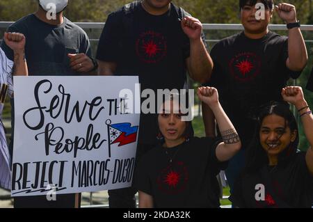 Mitglieder der lokalen philippinischen Jugenddiaspora (Anakbayan Alberta) reagieren während der Proteste vor der Alberta Legislature in Edmonton, als sie die Wahlkommission (COMELEC) auf den Philippinen wegen ihrer Fahrlässigkeit und ihres Versäumens, ehrliche und faire Wahlen vom 9. Mai 2022 zu unterstützen, aufrufen. Die Organisatoren des Protestes sagten: „Wir verurteilen eine andere politische Dynastie mit dem Marcos-Duterte-Tandem, das das faschistische Regime unter den Filipinos fortführt“. Am Sonntag, den 15. Mai 2022, Kanada. (Foto von Artur Widak/NurPhoto) Stockfoto