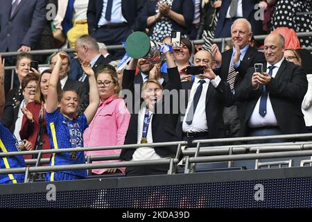 Chelsea-Managerin Emma Hayes hebt die FA Cup Trophy nach dem FA Cup-Finale der Frauen zwischen Chelsea und Manchester City am Sonntag, 15.. Mai 2022, im Wembley Stadium in London an. (Foto von Ivan Yordanov/MI News/NurPhoto) Stockfoto