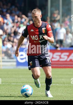 Albert Gudmundsson vom FC Genua während des Serie-A-Spiels zwischen SSC Napoli und dem FC Genua am 15. Mai 2022 Stadion „Diego Armando Maradona“ in Napoli, Italien (Foto von Gabriele Maricchiolo/NurPhoto) Stockfoto