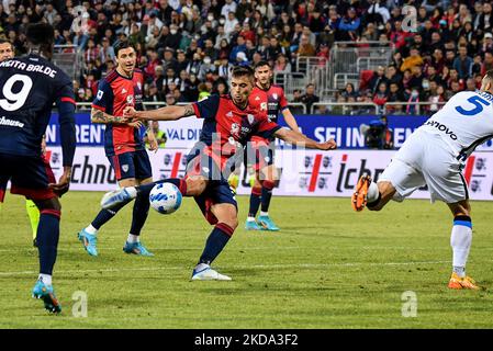 Alberto Grassi von Cagliari Calcio während des italienischen Fußballs Serie A Spiel Cagliari Calcio gegen Inter - FC Internazionale am 15. Mai 2022 im Unipol Domus in Cagliari, Italien (Foto: Luigi Canu/LiveMedia/NurPhoto) Stockfoto