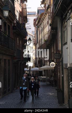 In der Nähe des historischen Stadtgebiets in der Nähe des Douro-Flusses werden Menschen gesehen, die spazieren gehen. Porto, 05. Mai 2022. Portugal hat in der letzten Woche fast 100.000 Covid-19-Fälle verzeichnet. Auch die Inzidenzrate steigt. Krankenhausaufenthalte und Sterblichkeit hingegen halten an einem stabilen Trend fest. (Foto von Jorge Mantilla/NurPhoto) Stockfoto