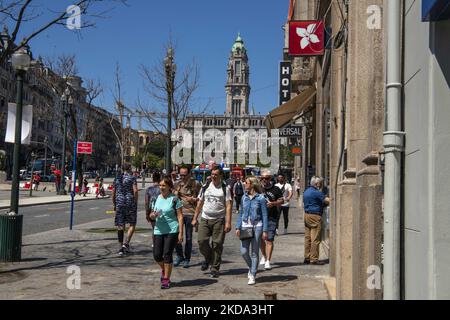 In der Nähe des touristischen Areals des Stadtplatzes werden Menschen gesehen, die spazieren gehen. Porto, 05. Mai 2022. Portugal hat in der letzten Woche fast 100.000 Covid-19-Fälle verzeichnet. Auch die Inzidenzrate steigt. Krankenhausaufenthalte und Sterblichkeit hingegen halten an einem stabilen Trend fest. (Foto von Jorge Mantilla/NurPhoto) Stockfoto