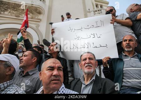 Demonstranten halten ein Plakat mit der Aufschrift auf Arabisch, das Volk will, was man nicht will, unten mit dem Putsch, während einer Demonstration von Anhängern der Bewegung Bürger gegen den Putsch - die Demokratische Initiative, die Nationale Heilsfront und die islamistische Partei Ennahda, Auf der Avenue Habib Bourguiba in Tunis, Tunesien, am 15. Mai 2022, um gegen den tunesischen Präsidenten Kais Saied und seine außergewöhnlichen Maßnahmen zu protestieren, die er seit dem 2021. Juli ergriff. Die Demonstranten forderten die Absetzung von Präsident Kais Saied und den Sturz des von ihnen so genannten diktatorischen Regimes und forderten die Rückkehr des Demokraten Stockfoto