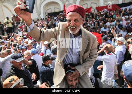 Ein älterer Mann auf Protestschultern singt Parolen während einer Demonstration von Anhängern der Bewegung Bürger gegen den Putsch - die Demokratische Initiative, die Nationale Heilsfront und die islamistische Partei Ennahda, auf der Avenue Habib Bourguiba in Tunis, Tunesien, am 15. Mai, 2022 aus Protest gegen den tunesischen Präsidenten Kais Saied und seine außergewöhnlichen Maßnahmen, die er seit Juli 2021 ergriffen hat. Die Demonstranten forderten die Absetzung von Präsident Kais Saied und den Sturz des von ihnen so genannten diktatorischen Regimes und forderten die Rückkehr der demokratischen Institutionen sowie die Rückkehr zur Demokratie. Stockfoto