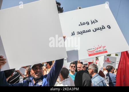 Ein Protestant wirft ein Plakat mit der Aufschrift auf Arabisch, Wir wollen Brot und Wasser und kein Kais Saied, während einer Demonstration von Anhängern der Bewegung Bürger gegen den Putsch - die Demokratische Initiative, die Nationale Heilsfront und die islamistische Partei Ennahda, auf der Avenue Habib Bourguiba in Tunis statt, Tunesien, am 15. Mai 2022, um gegen den tunesischen Präsidenten Kais Saied und seine außergewöhnlichen Maßnahmen zu protestieren, die er seit Juli 2021 ergriffen hat. Die Demonstranten forderten die Absetzung von Präsident Kais Saied und den Sturz des von ihnen so genannten diktatorischen Regimes und forderten die Rückkehr des demokratischen instituts Stockfoto