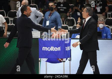 Luca Banchi (Cheftrainer von Carpegna Prosciutto Pesaro) und Sergio Scariolo (Cheftrainer von Segafredo Virtus Bologna) während Spiel 1 der Playoffs der italienischen Basketball-Meisterschaft Serie A1 Segafredo Virtus Bologna vs. Carpegna Prosciutto Pesaro in der Segafredo Arena - Bologna, 15. Mai 2022 - (Foto von Michele Nucci/LiveMedia/NurPhoto) Stockfoto