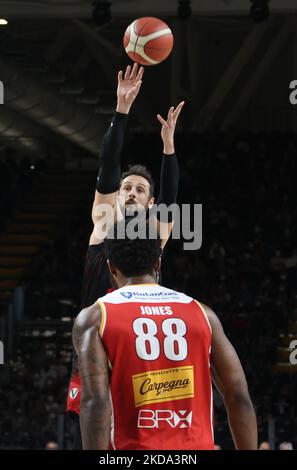 Marco Belinelli (Segafredo Virtus Bologna) während Spiel 1 der Playoffs der italienischen Basketball-Meisterschaft Serie A1 Segafredo Virtus Bologna vs. Carpegna Prosciutto Pesaro in der Segafredo Arena - Bologna, 15. Mai 2022 - (Foto von Michele Nucci/LiveMedia/NurPhoto) Stockfoto