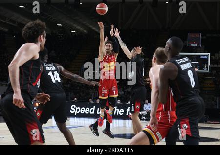 Davide Moretti (Carpegna Prosciutto Pesaro) während Spiel 1 der Playoffs der italienischen Basketball-Meisterschaft Serie A1 Segafredo Virtus Bologna vs. Carpegna Prosciutto Pesaro in der Segafredo Arena - Bologna, 15. Mai 2022 - (Foto von Michele Nucci/LiveMedia/NurPhoto) Stockfoto