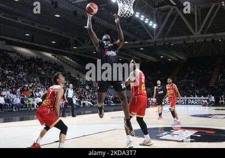 Mouhammadou Jaiteh (Segafredo Virtus Bologna) während Spiel 1 der Playoffs der italienischen Basketball-Meisterschaft Serie A1 Segafredo Virtus Bologna vs. Carpegna Prosciutto Pesaro in der Segafredo Arena - Bologna, 15. Mai 2022 - (Foto von Michele Nucci/LiveMedia/NurPhoto) Stockfoto