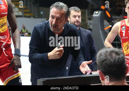 Luca Banchi (Cheftrainer von Carpegna Prosciutto Pesaro) während Spiel 1 der Playoffs der italienischen Basketball-Meisterschaft Serie A1 Segafredo Virtus Bologna vs. Carpegna Prosciutto Pesaro in der Segafredo Arena - Bologna, 15. Mai 2022 - (Foto von Michele Nucci/LiveMedia/NurPhoto) Stockfoto