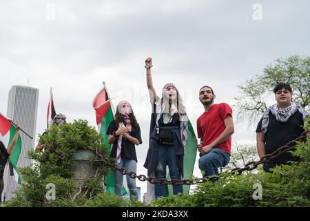 Demonstranten versammeln sich am 15. Mai 2022 in Chicago, Illinois, um Gerechtigkeit für den Al Jazeera-Journalisten Shireen Abu Aklei zu fordern, der am 11. Mai angeschossen und getötet wurde, als er über einen Angriff der israelischen Armee auf ein Flüchtlingslager in der Stadt Jenin im Westjordanland berichtete. (Foto von Max Herman/NurPhoto) Stockfoto