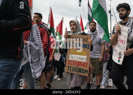 Demonstranten marschieren am 15. Mai 2022 in Chicago, Illinois, um Gerechtigkeit für den Al Jazeera-Journalisten Shireen Abu Aklei zu fordern, der am 11. Mai angeschossen und getötet wurde, als er über einen Angriff der israelischen Armee auf ein Flüchtlingslager in der Stadt Jenin im Westjordanland berichtete. (Foto von Max Herman/NurPhoto) Stockfoto