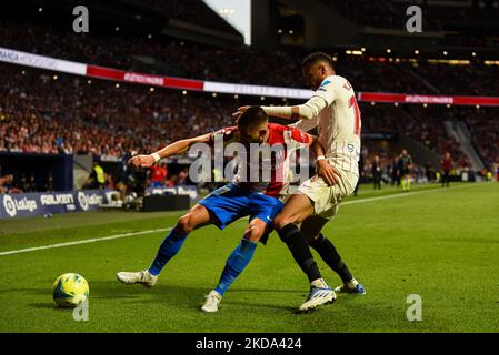 Yannick Carrasco und Youssef en-Nesyri während des La Liga-Spiels zwischen Atletico de Madrid und dem FC Sevilla am 15. Mai 2022 in Wanda Metropolitano in Madrid, Spanien. (Foto von Rubén de la Fuente Pérez/NurPhoto) Stockfoto