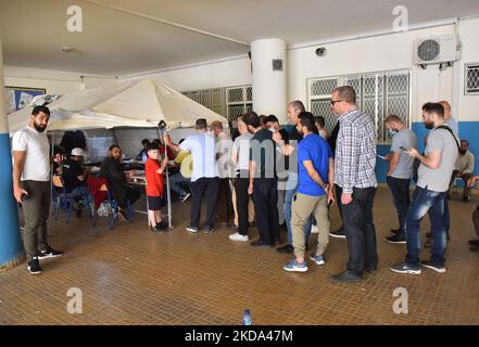 Die Bürger kommen bei den Parlamentswahlen in Beirut, Libanon, am 15. Mai 2022 in einem Wahllokal an, um ihre Stimme abzugeben. (Foto von Fadel Itani/NurPhoto) Stockfoto