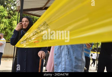 Die Bürger kommen bei den Parlamentswahlen in Beirut, Libanon, am 15. Mai 2022 in einem Wahllokal an, um ihre Stimme abzugeben. (Foto von Fadel Itani/NurPhoto) Stockfoto