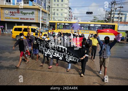 Junge Demonstranten halten Transparente und Fahnen, während sie während eines Anti-Putsch-Protestes in Yangon, Myanmar, marschieren onÂ 16. Mai 2022. (Foto von STR/NurPhoto) Stockfoto