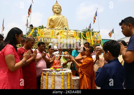 Indische buddhistische Anhänger beten am 16,2022. Mai in Howrah, Westbengalen, Indien, an einer Statue des Buddha während der Buddha Purnima, die den Geburtstag von Gautama Buddha feiert. (Foto von Debajyoti Chakraborty/NurPhoto) Stockfoto