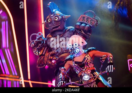 Köln, Deutschland. 05.. November 2022. Die Figur 'Rosty' steht im Finale der ProSieben-Show 'The Masked Singer' auf der Bühne. Quelle: Rolf Vennenbernd/dpa/Alamy Live News Stockfoto