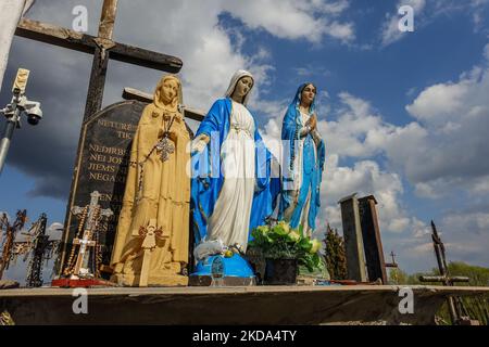 Der Kreuzberg ist in der Nähe von Siauliai, im Norden Litauens, am 6. Mai 2022 zu sehen. Der Kreuzberg ist ein wichtiger Ort der katholischen Wallfahrt in Litauen. Die genaue Anzahl der Kreuze ist unbekannt, aber Schätzungen zufolge liegt sie bei etwa 200k. Es wird angenommen, dass die ersten Kreuze nach dem Aufstand von 1831 auf dem Hügel platziert wurden. (Foto von Michal Fludra/NurPhoto) Stockfoto