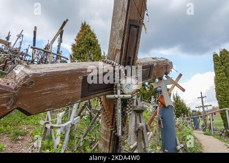 Der Kreuzberg ist in der Nähe von Siauliai, im Norden Litauens, am 6. Mai 2022 zu sehen. Der Kreuzberg ist ein wichtiger Ort der katholischen Wallfahrt in Litauen. Die genaue Anzahl der Kreuze ist unbekannt, aber Schätzungen zufolge liegt sie bei etwa 200k. Es wird angenommen, dass die ersten Kreuze nach dem Aufstand von 1831 auf dem Hügel platziert wurden. (Foto von Michal Fludra/NurPhoto) Stockfoto