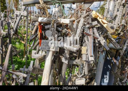 Der Kreuzberg ist in der Nähe von Siauliai, im Norden Litauens, am 6. Mai 2022 zu sehen. Der Kreuzberg ist ein wichtiger Ort der katholischen Wallfahrt in Litauen. Die genaue Anzahl der Kreuze ist unbekannt, aber Schätzungen zufolge liegt sie bei etwa 200k. Es wird angenommen, dass die ersten Kreuze nach dem Aufstand von 1831 auf dem Hügel platziert wurden. (Foto von Michal Fludra/NurPhoto) Stockfoto