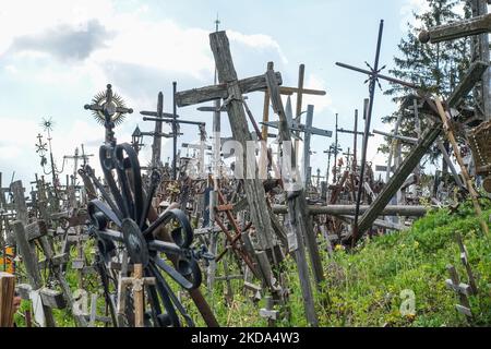 Der Kreuzberg ist in der Nähe von Siauliai, im Norden Litauens, am 6. Mai 2022 zu sehen. Der Kreuzberg ist ein wichtiger Ort der katholischen Wallfahrt in Litauen. Die genaue Anzahl der Kreuze ist unbekannt, aber Schätzungen zufolge liegt sie bei etwa 200k. Es wird angenommen, dass die ersten Kreuze nach dem Aufstand von 1831 auf dem Hügel platziert wurden. (Foto von Michal Fludra/NurPhoto) Stockfoto