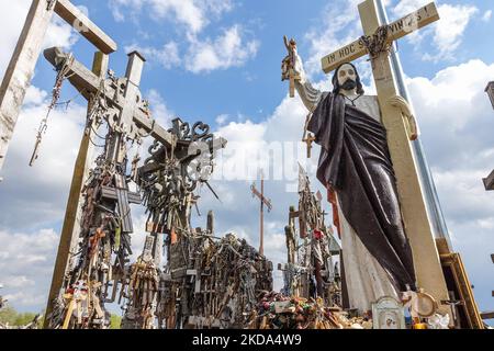 Der Kreuzberg ist in der Nähe von Siauliai, im Norden Litauens, am 6. Mai 2022 zu sehen. Der Kreuzberg ist ein wichtiger Ort der katholischen Wallfahrt in Litauen. Die genaue Anzahl der Kreuze ist unbekannt, aber Schätzungen zufolge liegt sie bei etwa 200k. Es wird angenommen, dass die ersten Kreuze nach dem Aufstand von 1831 auf dem Hügel platziert wurden. (Foto von Michal Fludra/NurPhoto) Stockfoto