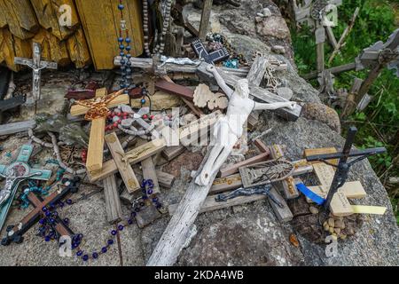 Der Kreuzberg ist in der Nähe von Siauliai, im Norden Litauens, am 6. Mai 2022 zu sehen. Der Kreuzberg ist ein wichtiger Ort der katholischen Wallfahrt in Litauen. Die genaue Anzahl der Kreuze ist unbekannt, aber Schätzungen zufolge liegt sie bei etwa 200k. Es wird angenommen, dass die ersten Kreuze nach dem Aufstand von 1831 auf dem Hügel platziert wurden. (Foto von Michal Fludra/NurPhoto) Stockfoto