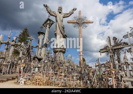 Der Kreuzberg ist in der Nähe von Siauliai, im Norden Litauens, am 6. Mai 2022 zu sehen. Der Kreuzberg ist ein wichtiger Ort der katholischen Wallfahrt in Litauen. Die genaue Anzahl der Kreuze ist unbekannt, aber Schätzungen zufolge liegt sie bei etwa 200k. Es wird angenommen, dass die ersten Kreuze nach dem Aufstand von 1831 auf dem Hügel platziert wurden. (Foto von Michal Fludra/NurPhoto) Stockfoto