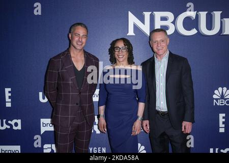 NEW YORK, NEW YORK – 16 2022. MAI: (L-R) Taylor Kinney, S. Epatha Merkerson und Jason Beghe nehmen am 16. Mai 2022 an der NBCUniversal Upfront im Mandarin Oriental Hotel in New York City Teil. (Foto von John Nacion/NurPhoto) Stockfoto