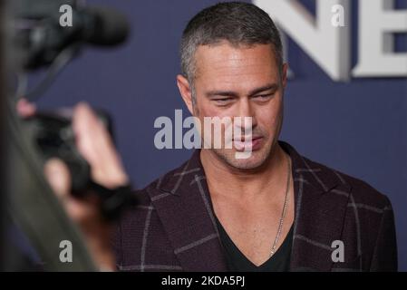 NEW YORK, NEW YORK – 16 2022. MAI: (L-R) Taylor Kinney, S. Epatha Merkerson und Jason Beghe nehmen am 16. Mai 2022 an der NBCUniversal Upfront im Mandarin Oriental Hotel in New York City Teil. (Foto von John Nacion/NurPhoto) Stockfoto