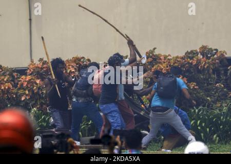 Regierungsfeindliche und regierungsnahe Demonstranten in Sri Lanka treffen auf Gotagogama in der Nähe des Büros des Präsidenten Gotabaya Rajapaksa in Colombo, Sri Lanka, aufeinander. 09 Mai 2022 . (Foto von Tharaka Basnayaka/NurPhoto) Stockfoto