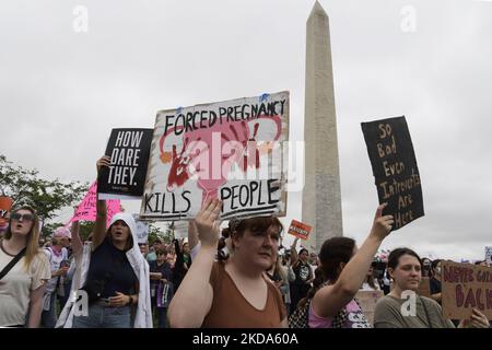 Demonstranten der PLANNED PARENTHOOD’S Bewegung veranstalten heute am 14. Mai 2022 eine Kundgebung über das Verbot unserer Körper und marschieren zum Obersten Gerichtshof der USA, um Abtreibung zu unterstützen, vor dem Washington Monument-Supreme Court in Washington DC, USA. (Foto von Lenin Nolly/NurPhoto) Stockfoto