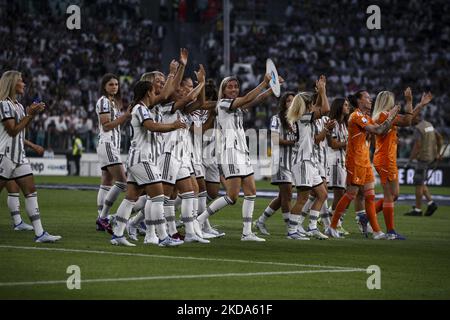 Juventus-Frauen feiern während des Fußballspiels der Serie A n. 37 JUVENTUS - LAZIO am 16. Mai 2022 im Allianz-Stadion in Turin, Piemont, Italien. (Foto von Matteo Bottanelli/NurPhoto) Stockfoto