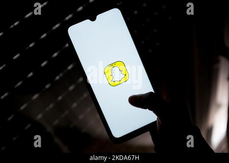 In dieser Abbildung ist ein Snapchat-Logo zu sehen, das am 16. Mai 2022 auf einem Smartphone-Bildschirm in Athen, Griechenland, zu sehen ist. (Foto-Illustration von Nikolas Kokovlis/NurPhoto) Stockfoto