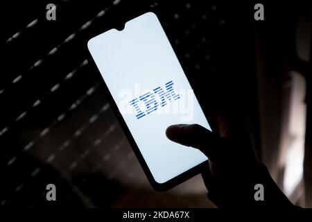 In dieser Abbildung ist ein IBM-Logo zu sehen, das am 16. Mai 2022 auf einem Smartphone-Bildschirm in Athen, Griechenland, zu sehen ist. (Foto-Illustration von Nikolas Kokovlis/NurPhoto) Stockfoto