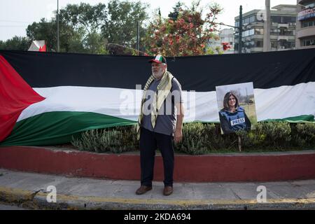 Am 16. Mai 2022 versammelten sich Menschen vor der israelischen Botschaft in Athen, Griechenland, um zur Unterstützung der Palästinenser zu demonstrieren und dem palästinensisch-amerikanischen Journalisten Shireen Abu Aklei zu gedenken, der von israelischen Soldaten in der Nähe des Lagers Jenin im Westjordanland in Palästina getötet wurde. (Foto von Nikolas Kokovlis/NurPhoto) Stockfoto