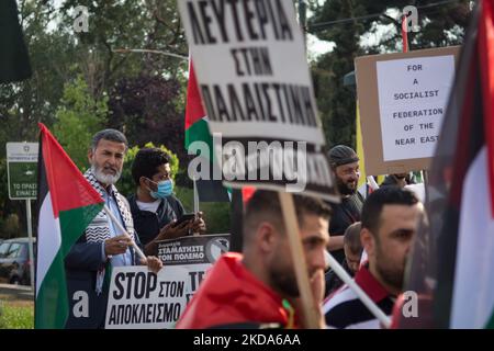 Am 16. Mai 2022 versammelten sich Menschen vor der israelischen Botschaft in Athen, Griechenland, um zur Unterstützung der Palästinenser zu demonstrieren und dem palästinensisch-amerikanischen Journalisten Shireen Abu Aklei zu gedenken, der von israelischen Soldaten in der Nähe des Lagers Jenin im Westjordanland in Palästina getötet wurde. (Foto von Nikolas Kokovlis/NurPhoto) Stockfoto