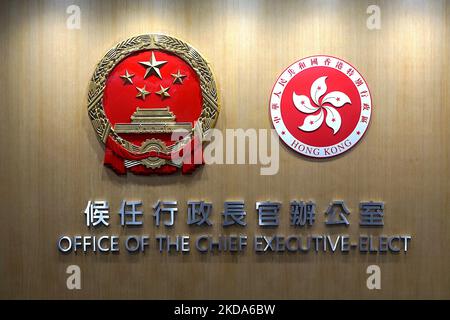 Das nationale Emblem der Volksrepublik China und das regionale Emblem der Hongkonger SAR hängen an einer Wand im Büro des designierten Chief Executive am 17. Mai 2022 in Hongkong, China. John Lee, der Anfang dieses Monats zum Chief Executive gewählt wurde, Lee, der der ehemalige Chief Secretary der Carrie Lam-Regierung ist, wird voraussichtlich im Juli 1 als nächster Chief Executive vereidigt werden. (Foto von Vernon Yuen/NurPhoto) Stockfoto