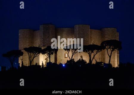 Castel del Monte vor der Gucci High Fashion Show in Andria am 16. Mai 2022. Das Schloss Castel del Monte Frederick beherbergte den idealen High-Fashion-Laufsteg mit Lichteffekten und Videomapping-Projektionen. 21 Modelle, die in Kleidung aus der neuen Gucci Cosmogonie Kollektion von Alessandro Michele gekleidet waren, stiegen in einer Rauchwolke vom Portal ab, der einige Jahre lang das Konzept von Modeschauen, die die Jahreszeiten widerspiegeln, aufgegeben und alles auf einzigartige Ereignisse konzentriert hat. (Foto von Davide Pischettola/NurPhoto) Stockfoto