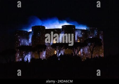 Castel del Monte vor der Gucci High Fashion Show in Andria am 16. Mai 2022. Das Schloss Castel del Monte Frederick beherbergte den idealen High-Fashion-Laufsteg mit Lichteffekten und Videomapping-Projektionen. 21 Modelle, die in Kleidung aus der neuen Gucci Cosmogonie Kollektion von Alessandro Michele gekleidet waren, stiegen in einer Rauchwolke vom Portal ab, der einige Jahre lang das Konzept von Modeschauen, die die Jahreszeiten widerspiegeln, aufgegeben und alles auf einzigartige Ereignisse konzentriert hat. (Foto von Davide Pischettola/NurPhoto) Stockfoto