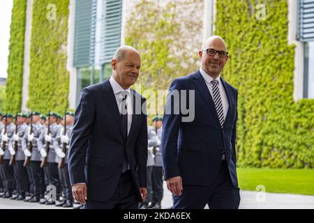 Bundeskanzler Olaf Scholz (L) empfängt am 17. Mai 2002 den Liechtensteinischen Ministerpräsidenten Daniel Risch (R) im Bundeskanzleramt in Berlin. (Foto von Emmanuele Contini/NurPhoto) Stockfoto