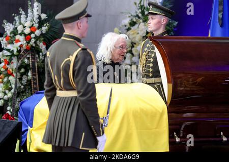 In Kiew, Ukraine, am 17. Mai 2022, legen Menschen Blumen in der Nähe des Sarges mit dem Leichnam von Leonid Krawtschuk. Dutzende von Politikern, Künstlern, Wissenschaftlern und Durchschnittsbürgern nehmen an der Abschiedszeremonie Teil, nachdem der erste Präsident der Unabhängigen Ukraine, Leonid Kravchuk, am 10. Mai 2022 in München starb. (Foto von Sergii Chartschenko/NurPhoto) Stockfoto