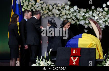Die Familie des ersten Präsidenten ist in der Nähe des Sarges mit der Leiche von Leonid Krawtschuk in Kiew, Ukraine, am 17. Mai 2022 zu sehen. Dutzende von Politikern, Künstlern, Wissenschaftlern und Durchschnittsbürgern nehmen an der Abschiedszeremonie Teil, nachdem der erste Präsident der Unabhängigen Ukraine, Leonid Kravchuk, am 10. Mai 2022 in München starb. (Foto von Sergii Chartschenko/NurPhoto) Stockfoto