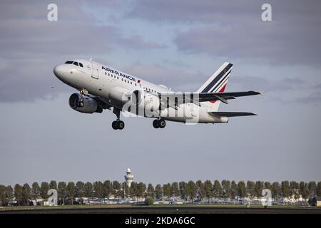 Air France Airbus A318-Flugzeuge, wie sie während des Start- und Flugs vom Flughafen Amsterdam Schiphol gesehen wurden. Die Schmalkarosserie A318 startet von der Start- und Landebahn Polderbaan und passiert vor dem Kontrollturm einen Flug nach Paris. AirFrance AF AFR ist die französische Fluggesellschaft unter der Flagge, Tochtergesellschaft der Air France-KLM Group und Mitglied der SkyTeam-Luftfahrtallianz. Mit der Aussetzung der Pandemiemaßnahmen gegen das Coronavirus Covid-19 hat die Luft-, Reise- und Tourismusindustrie eine erhöhte Nachfrage nach Flügen. Seit dem 16. Mai 2022 wird die obligatorische Verwendung von Gesichtsmasken in Flugzeug und Flughafen aufgehoben. Amsterd Stockfoto