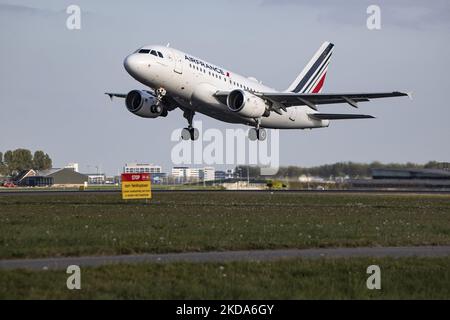 Air France Airbus A318-Flugzeuge, wie sie während des Start- und Flugs vom Flughafen Amsterdam Schiphol gesehen wurden. Die Schmalkarosserie A318 startet von der Start- und Landebahn Polderbaan und passiert vor dem Kontrollturm einen Flug nach Paris. AirFrance AF AFR ist die französische Fluggesellschaft unter der Flagge, Tochtergesellschaft der Air France-KLM Group und Mitglied der SkyTeam-Luftfahrtallianz. Mit der Aussetzung der Pandemiemaßnahmen gegen das Coronavirus Covid-19 hat die Luft-, Reise- und Tourismusindustrie eine erhöhte Nachfrage nach Flügen. Seit dem 16. Mai 2022 wird die obligatorische Verwendung von Gesichtsmasken in Flugzeug und Flughafen aufgehoben. Amsterd Stockfoto